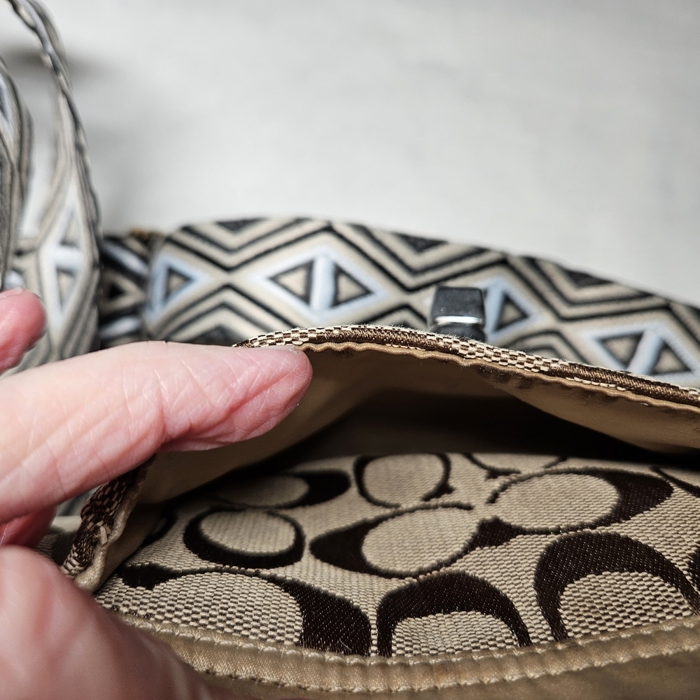 Reposhed Coach Tan and Brown Signature Swingpack Crossbody Bag - Picture 8 of 12